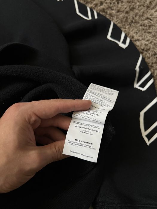 Оригинальный свитшот Off-White с фирменным принтом