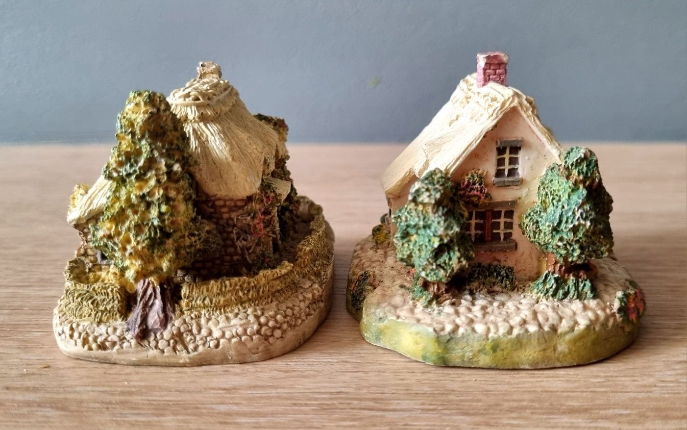 Zestaw kolekcjonerskich miniaturowych domków vintage firmy Leonardo