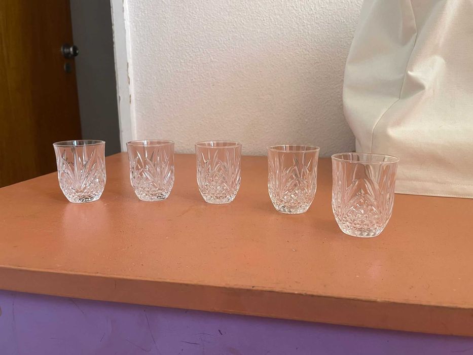 Garrafa de Licor Antiga com 5 copos