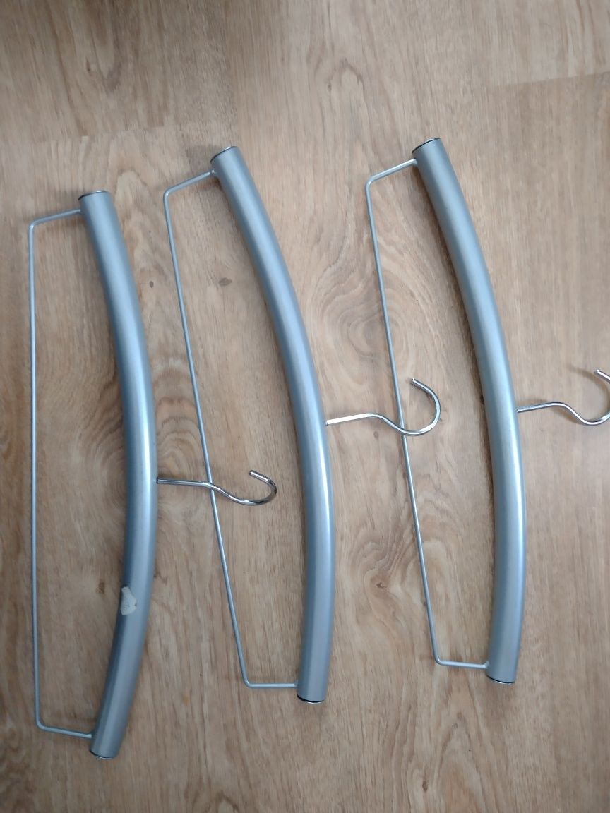 Wieszak metalowy na ubrania