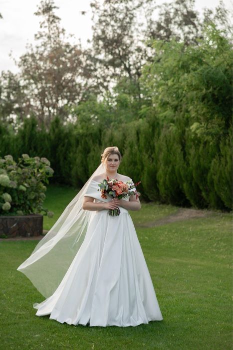 Сукня весільна (атлас, відкриті плечі)