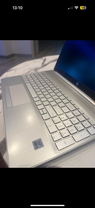 Laptop HP z podświetlaną klawiaturą