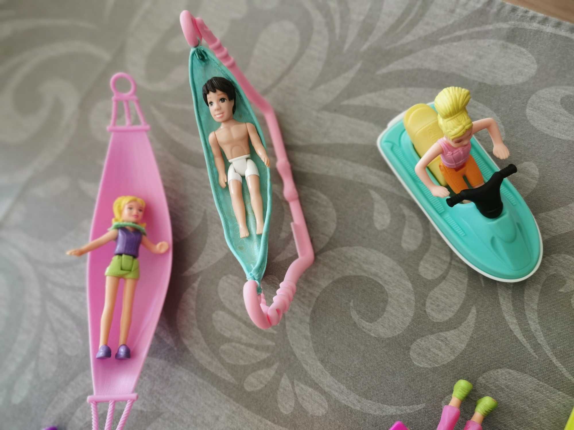 Conjunto de 13 Polly Pockets com barcos, roupas e equipamentos
