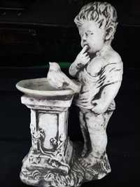 Chłopiec przy fontannie rzeźba z marmuru