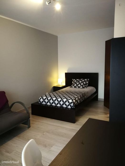 231048 - Quarto c/cama solteiro, TV e varanda...