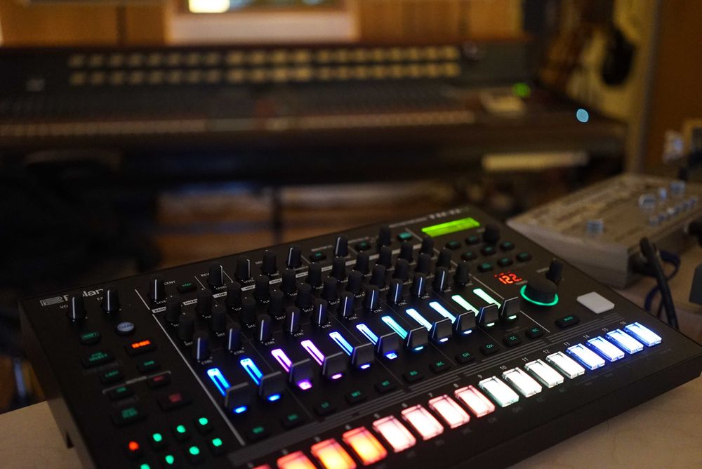 Roland TR-8S - креативная драм машина, с пробивным звуком и FM движком