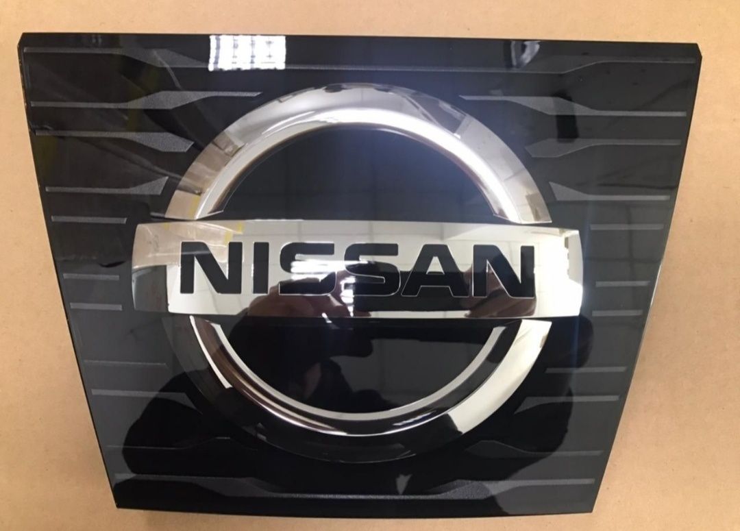 Эмблема под дистроник Nissan rogue T33 Эмблема в решетку радиатора T32