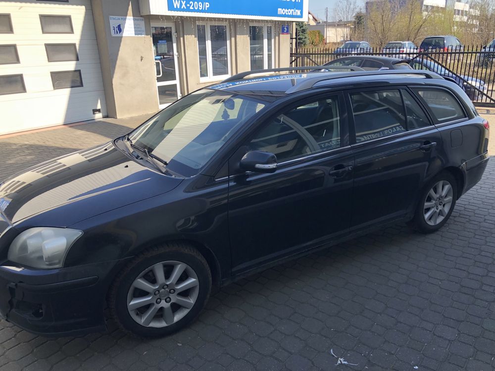 Toyota Avensis uszkodzona