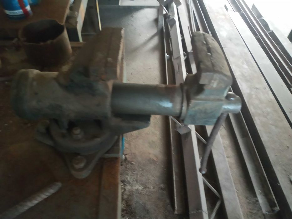 Продам поворотные слесарные тиски ( тисы )