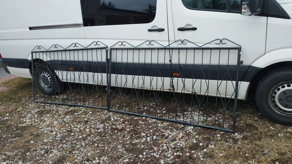 Bramą dwa skrzydła 4m.szerokosc