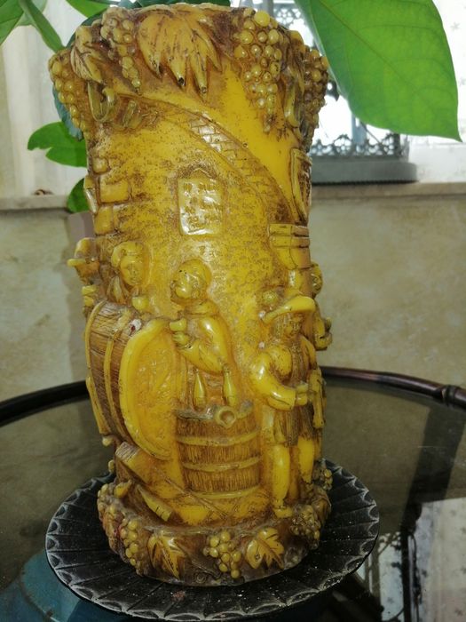 Duża rzeźbiona świeca.