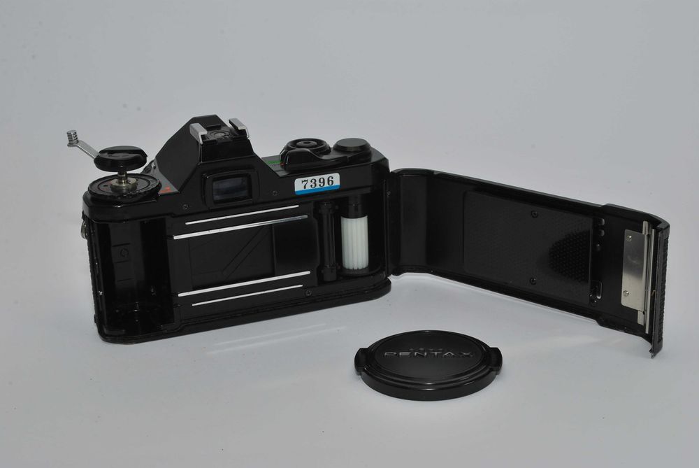 Aparat analogowy Pentax MV1 wraz z obiektywem 50mm 1.7