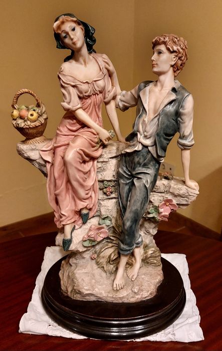 Estatueta casal c/ base madeira