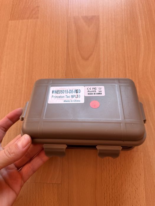 Latarka taktuczna do kasku