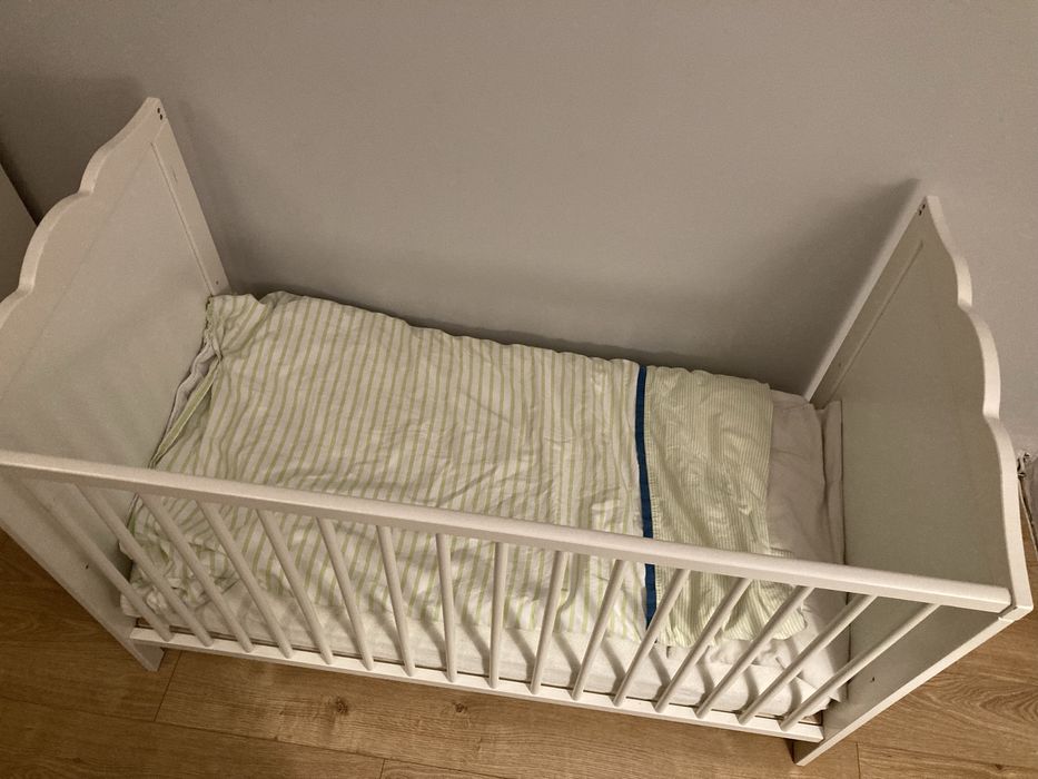 Ikea Hensvik Drewniane białe łóżeczko dziecięce niemowlęce Kwiaty