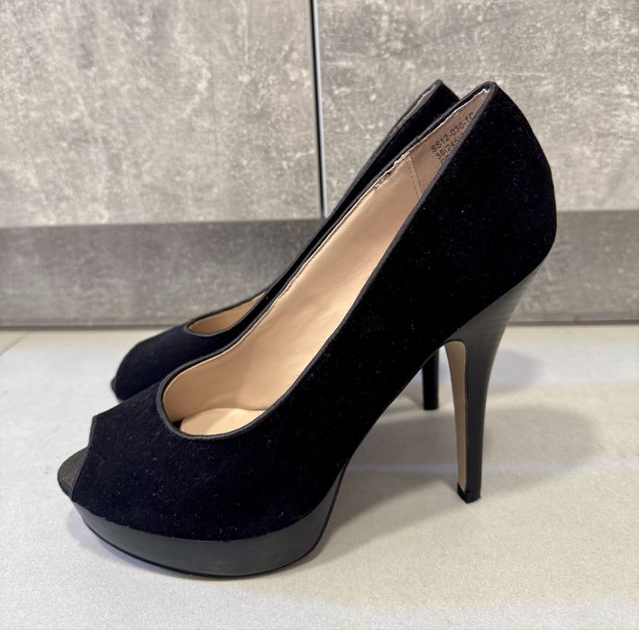 Чорні туфлі, босоніжки на підборах