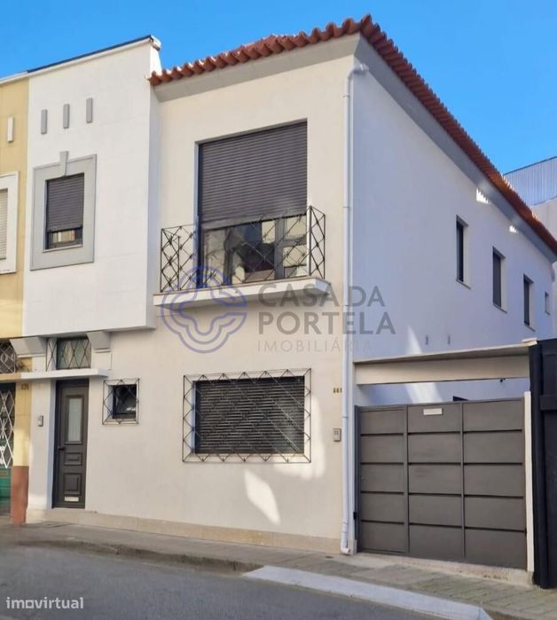 Moradia Bi Familiar, com entradas independentes em Paranhos Porto