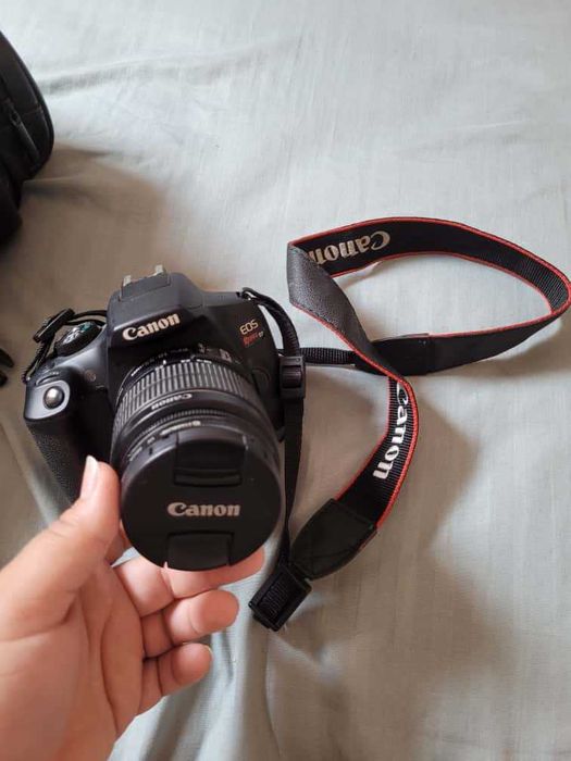 Câmera EOS Rebel T7+ com Lente EF-S 18-55mm IS II