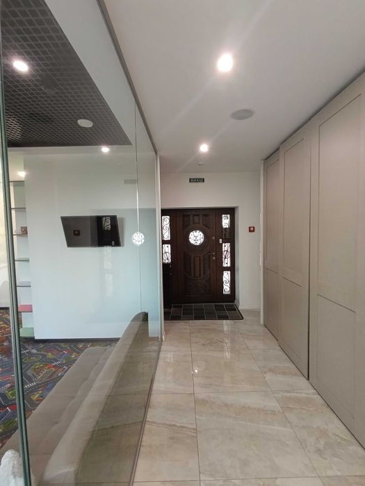 Є Світло в кабінеті 8 м2 кушетка вода в салоні краси Івасюка Оболонь