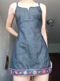 Jeansowa sukienka mini z haftem