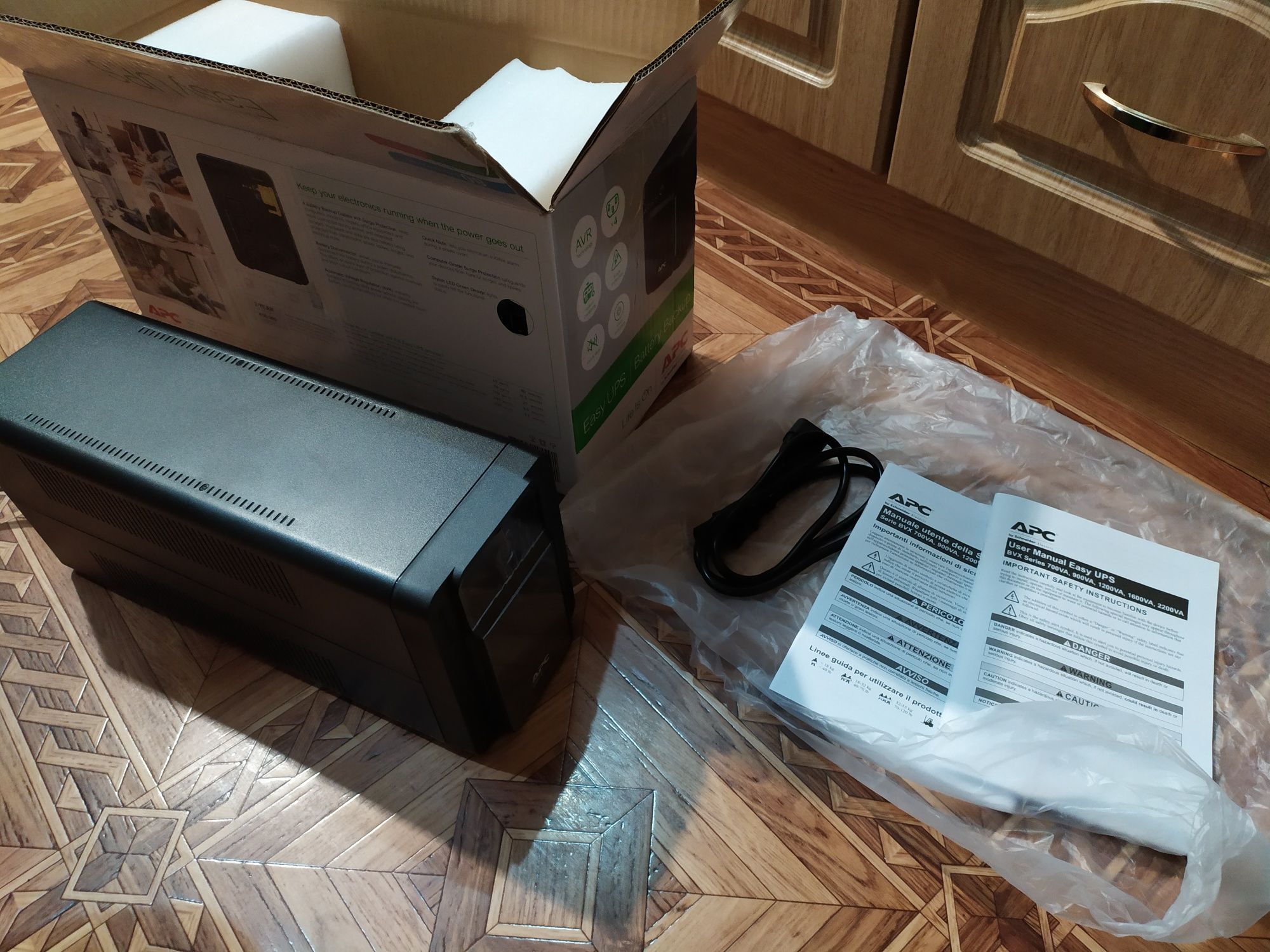 Бесперебойник APC Easy UPS 900VA IEC BVX900LI