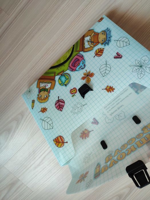 Пластикова папка-портфель з ручками на застібці