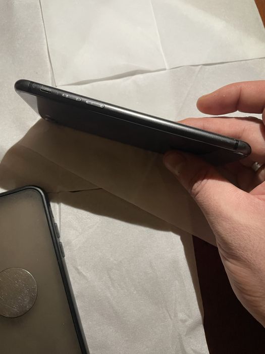 Продам айфон 8 на 64гб