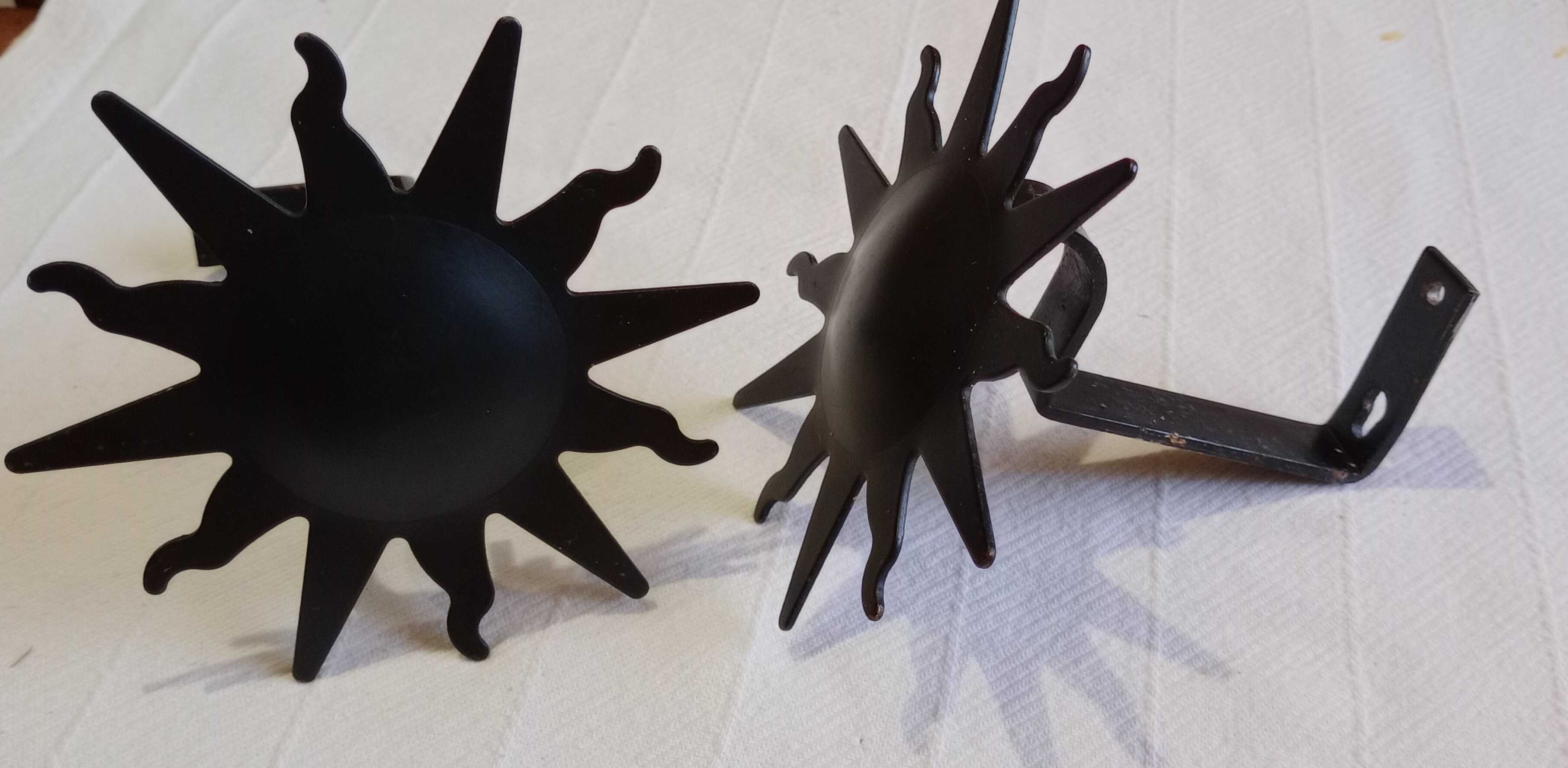 Suportes para varão, pretos forma de Sol, com terminais inclusos - Par