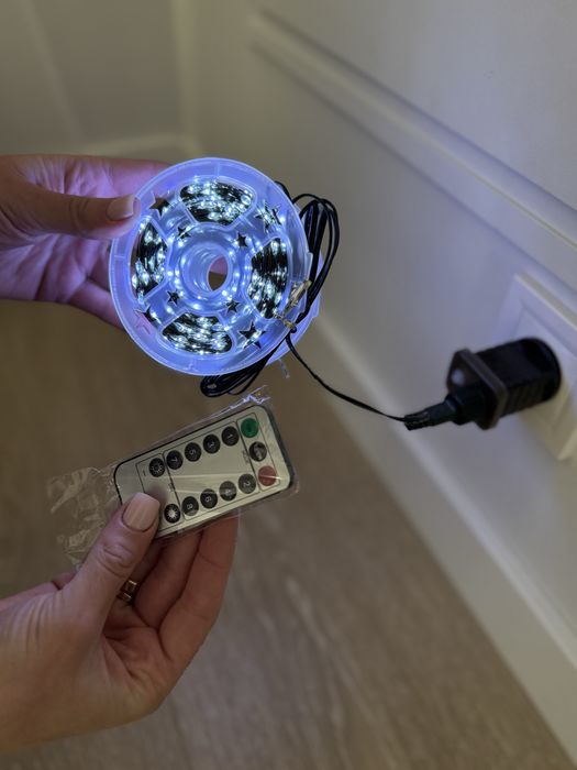 Гірлянда роса на ялинку