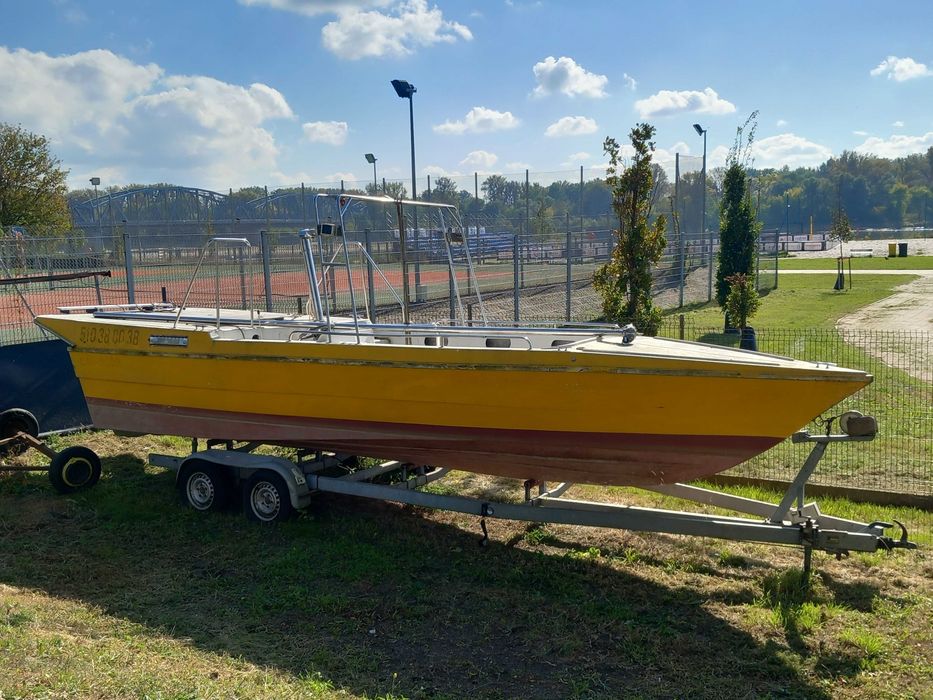 Łódź motorowa przystosowana do holowania