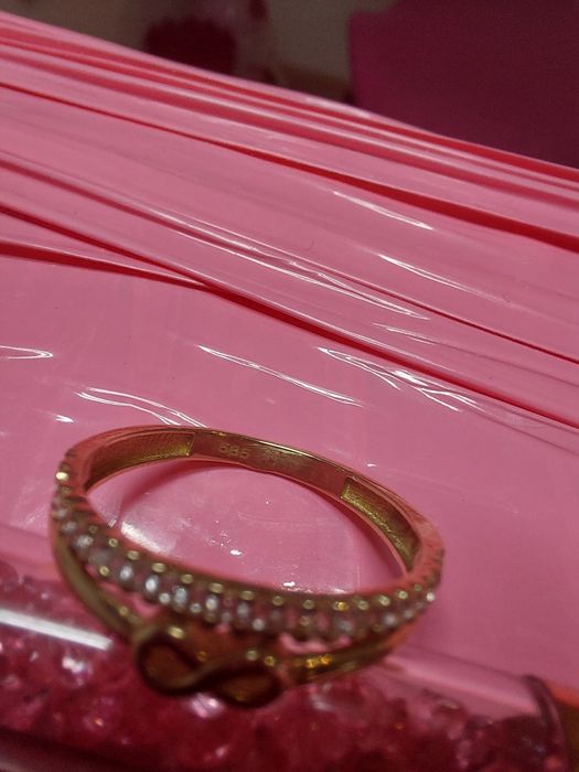 Piękny złoty pierścionek z cyrkoniami