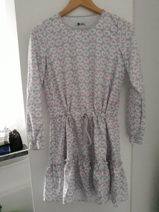 Szara sukienka z falbanką w serca