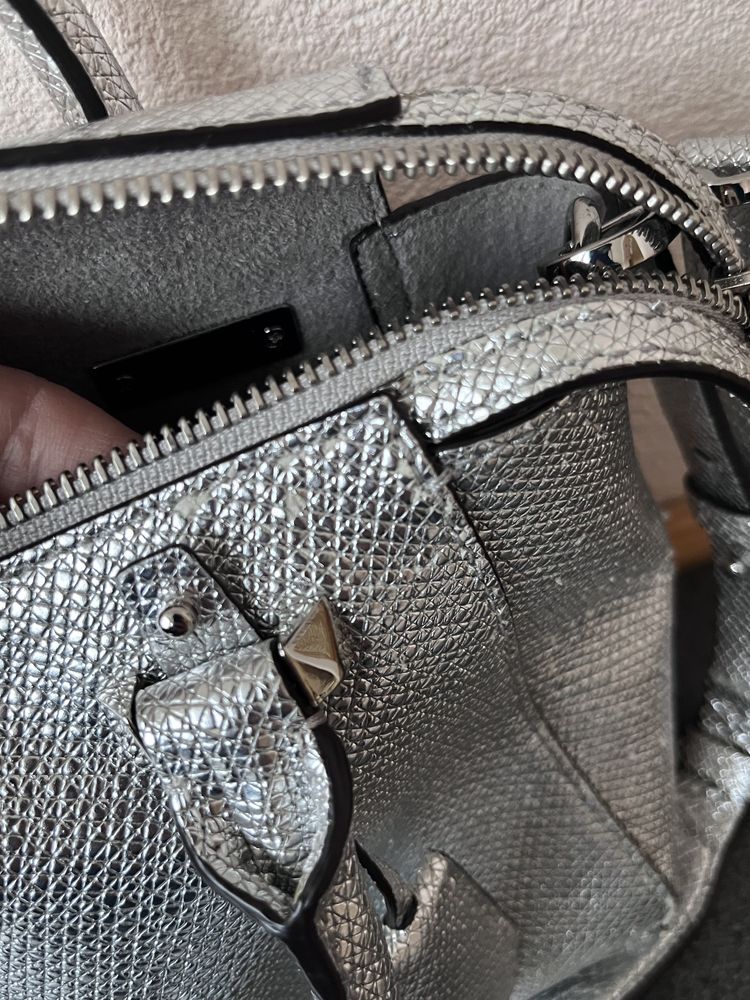 Шкіряна сумка michael kors selma messenger срібляста