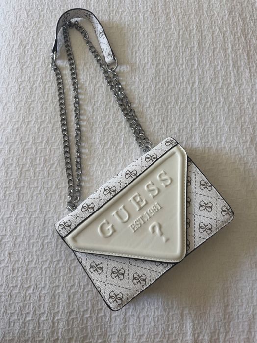 Mala guess branca e prateada