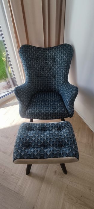 Stylowy fotel z podnóżkiem