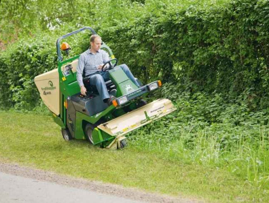 Koszenie trawy wielko powierzchniowe cięcie tui wertykulacja