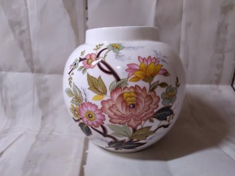 Śliczny angielski wazon z porcelany -sygnowany.