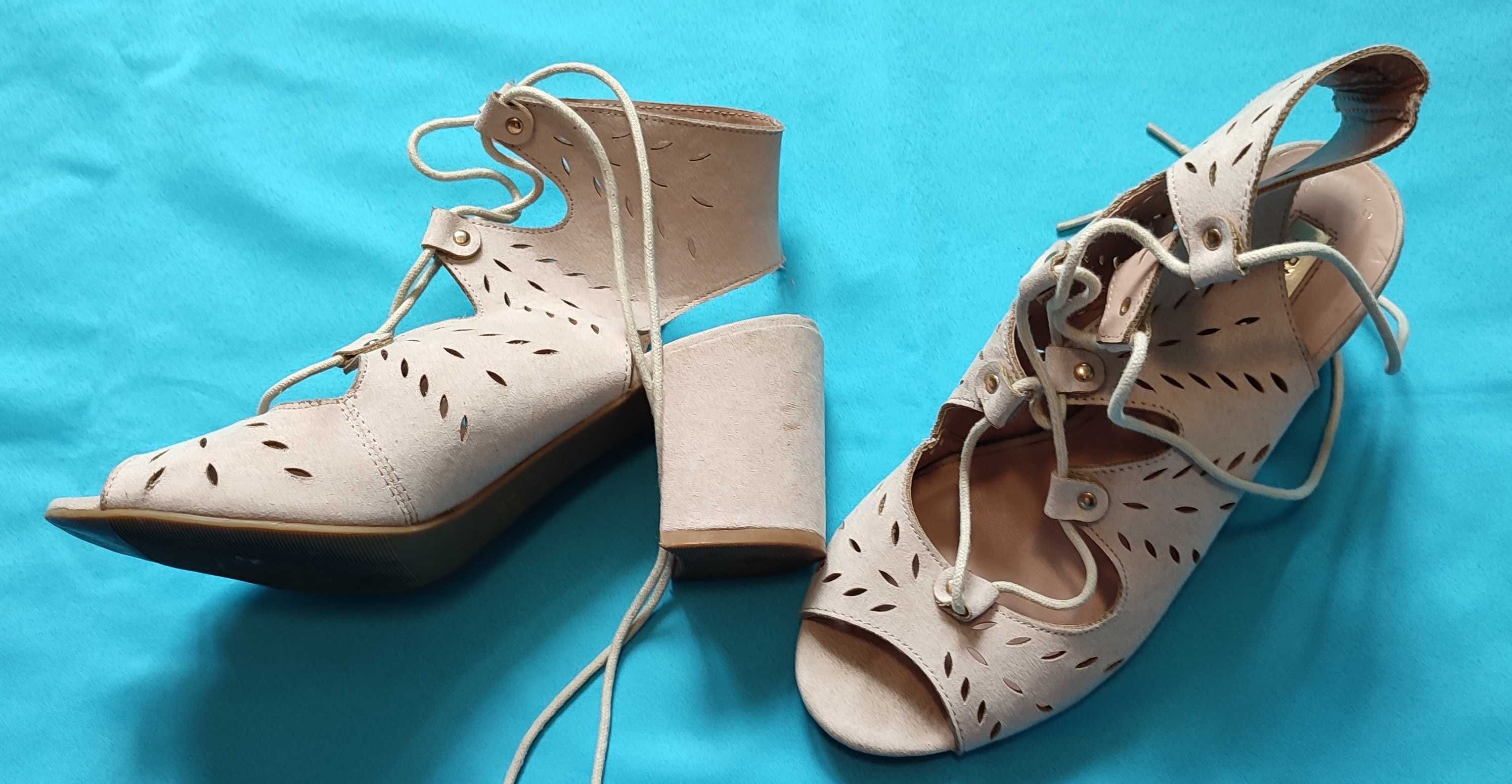 Buty - sandałki na koturnie wiązane rozm. 40/41