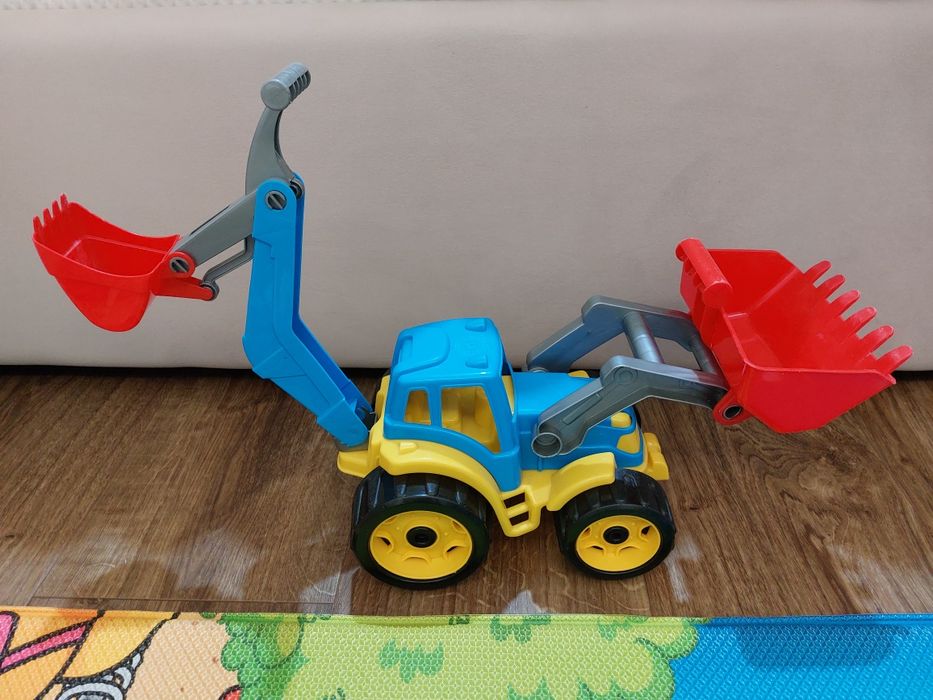 Дитяча іграшка синій трактор