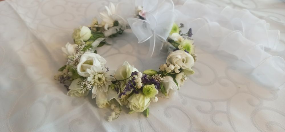 Wianek komunijny z żywych kwiatów