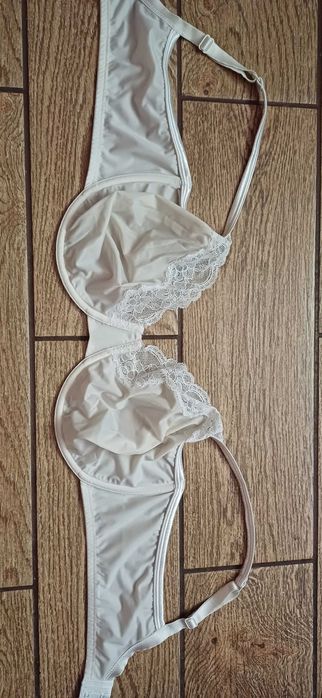 Kremowy biustonosz Marks & Spencer r. 90 D