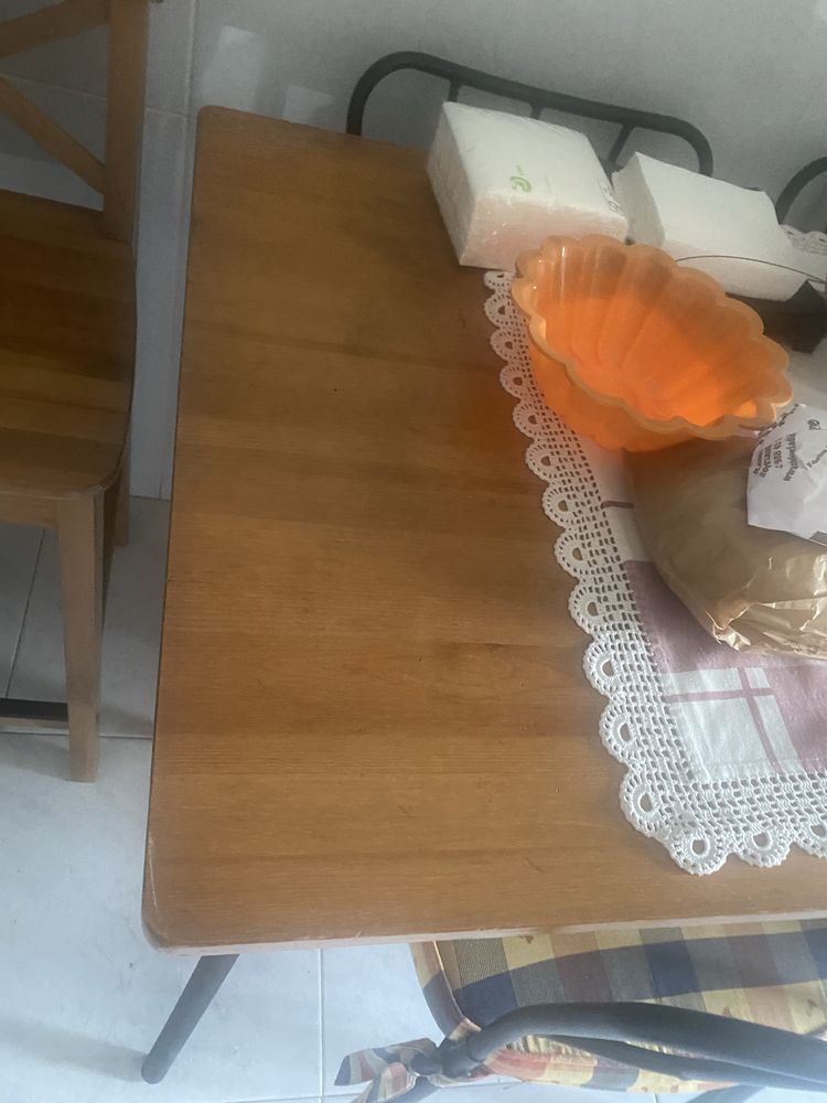 Mesa de cozinha e 4 cadeiras