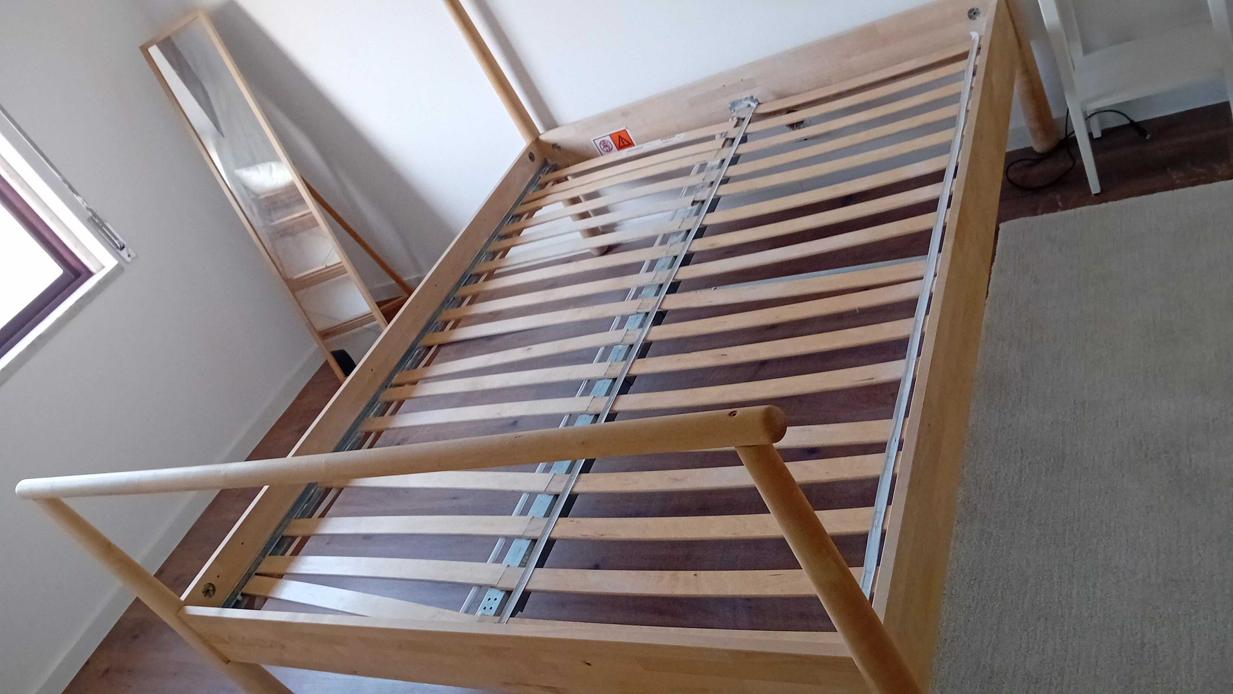 Cama de casal em madeira