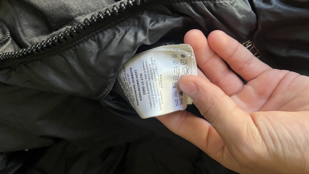 Продаю пуховик оригінальний Moncler