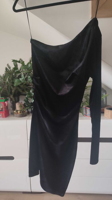 Śliczna nowa sukienka na jedno ramię