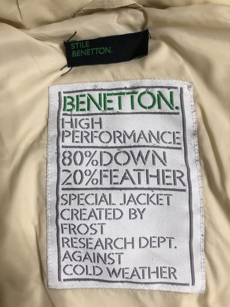 Бежевий пуховик Benetton