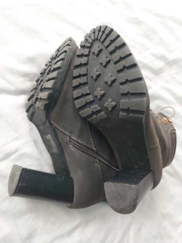 Szare buty na obcasie