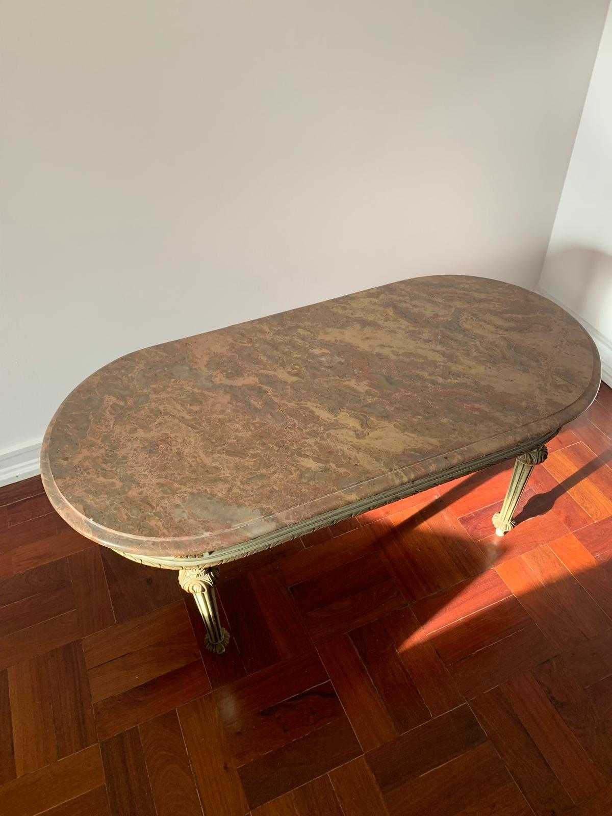Mesa de centro com tampo de mármore