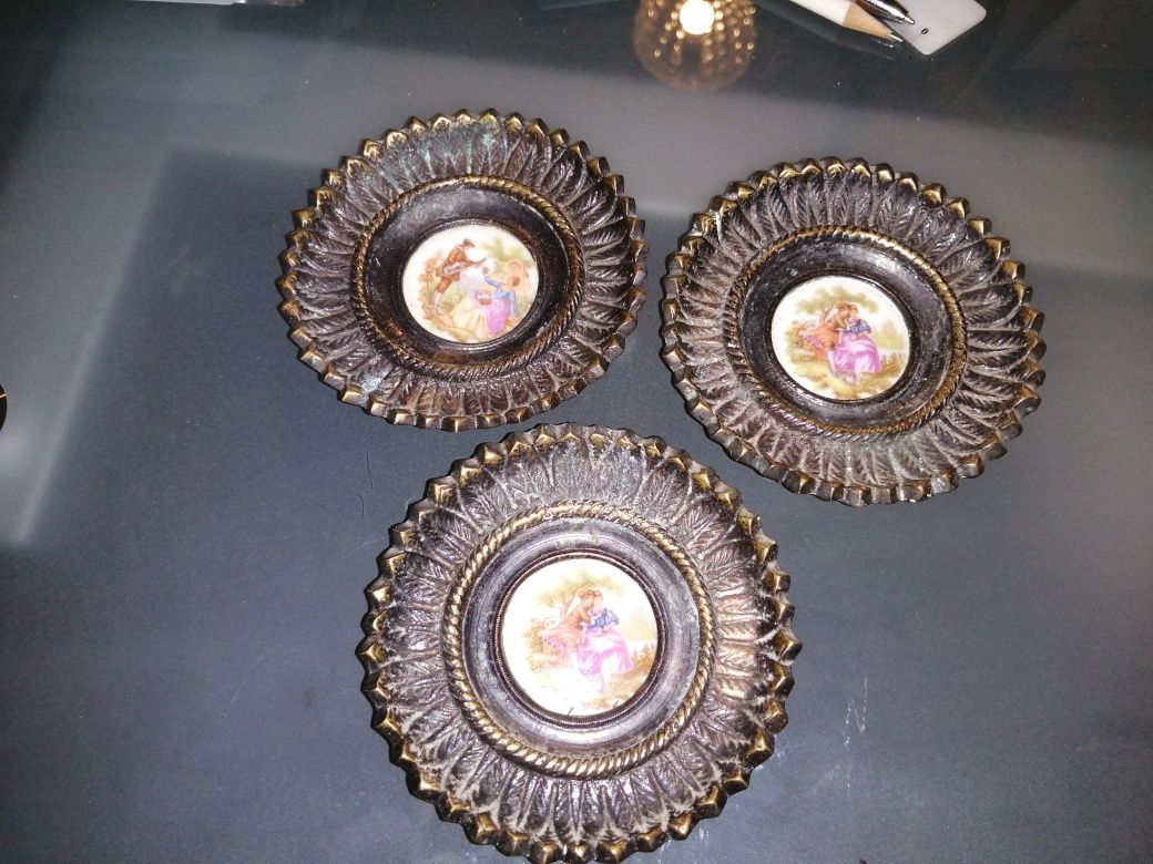 3 pecas em metal com decoracao em porcelana