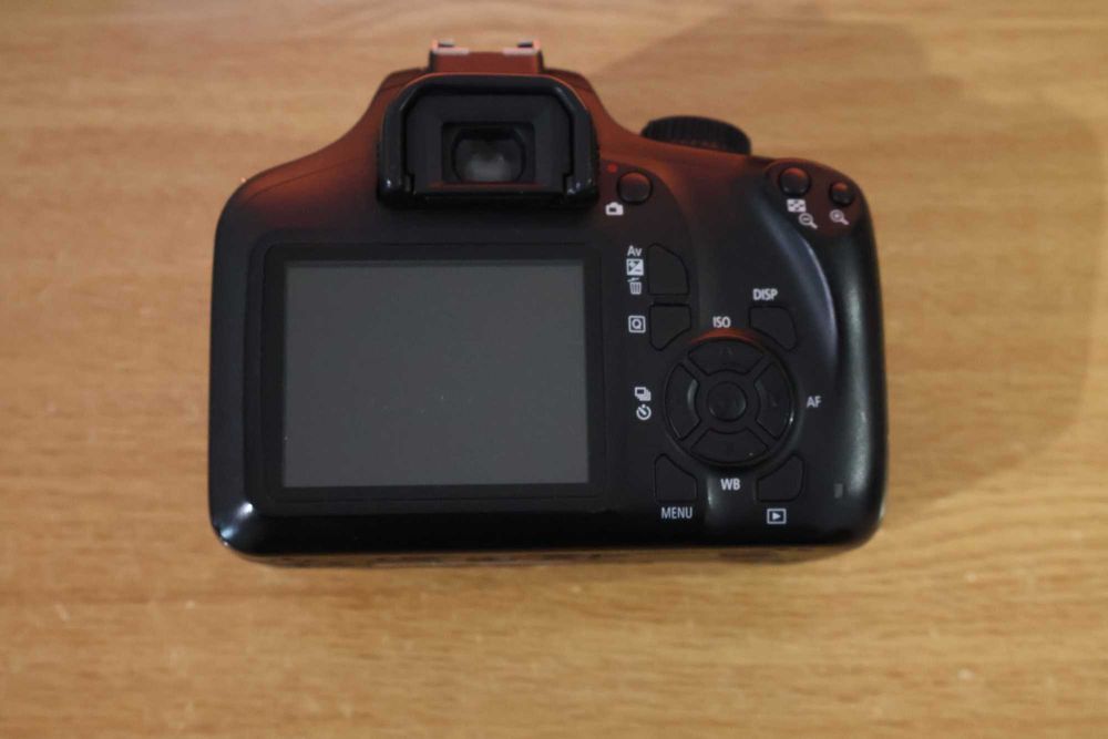 Câmara Canon 4000D + Lente Canon EF-S 18-55MM